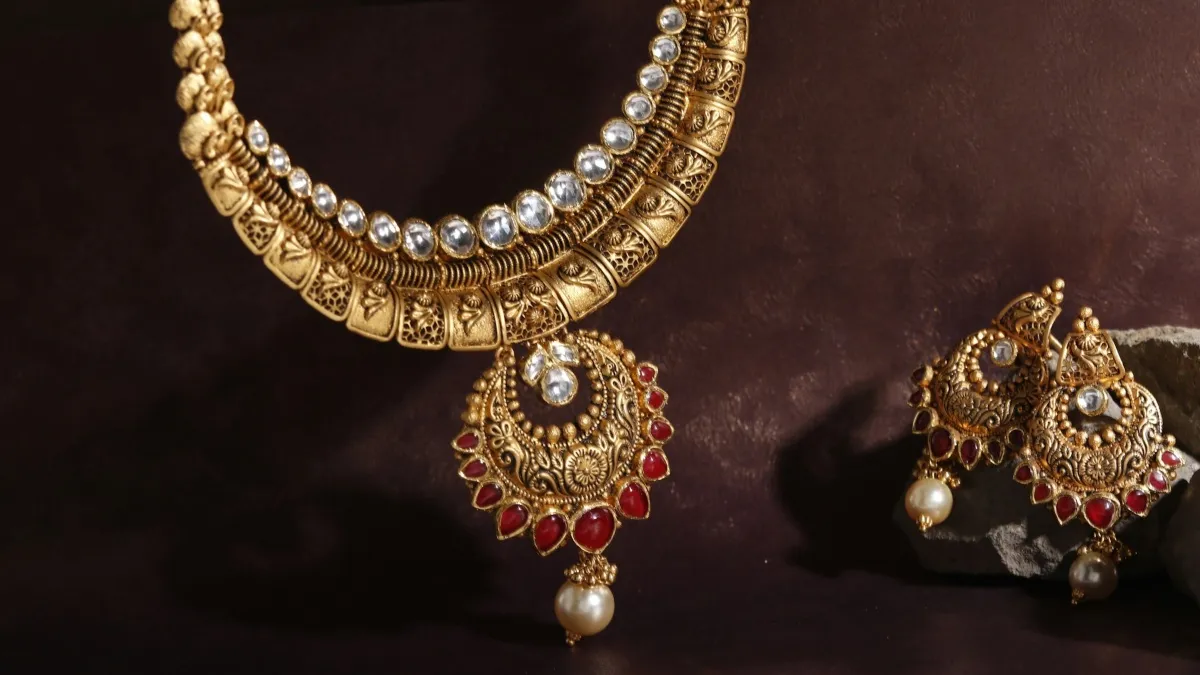 Gold Rates in India Continue Decline; Market Eyes RBI MPC Announcement for Potential Rebound