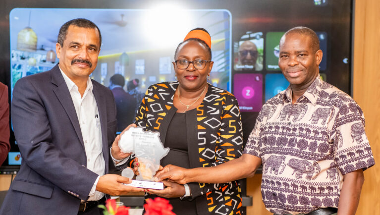 CIMMYT Scientist Receives Africa Region Food Security Leadership Award for MLN Work