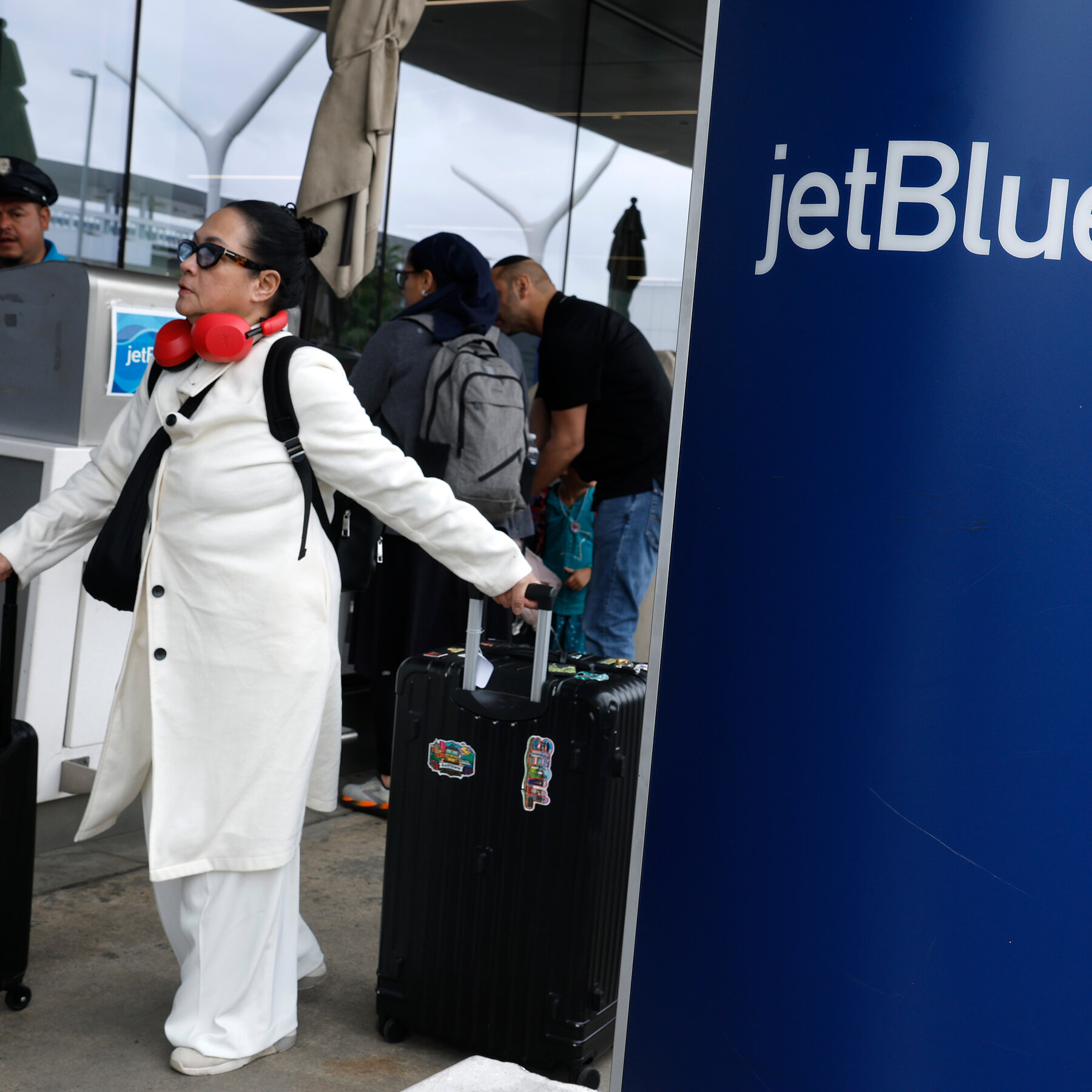 United Raises Bag Fees, Following JetBlue’s Lead as Fuel Costs Soar
