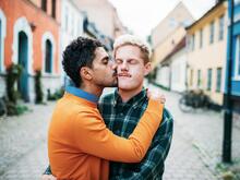 Haare waschen, zuhören, Fragen stellen: Junge Schweden bekommen staatliche Dating-Tipps