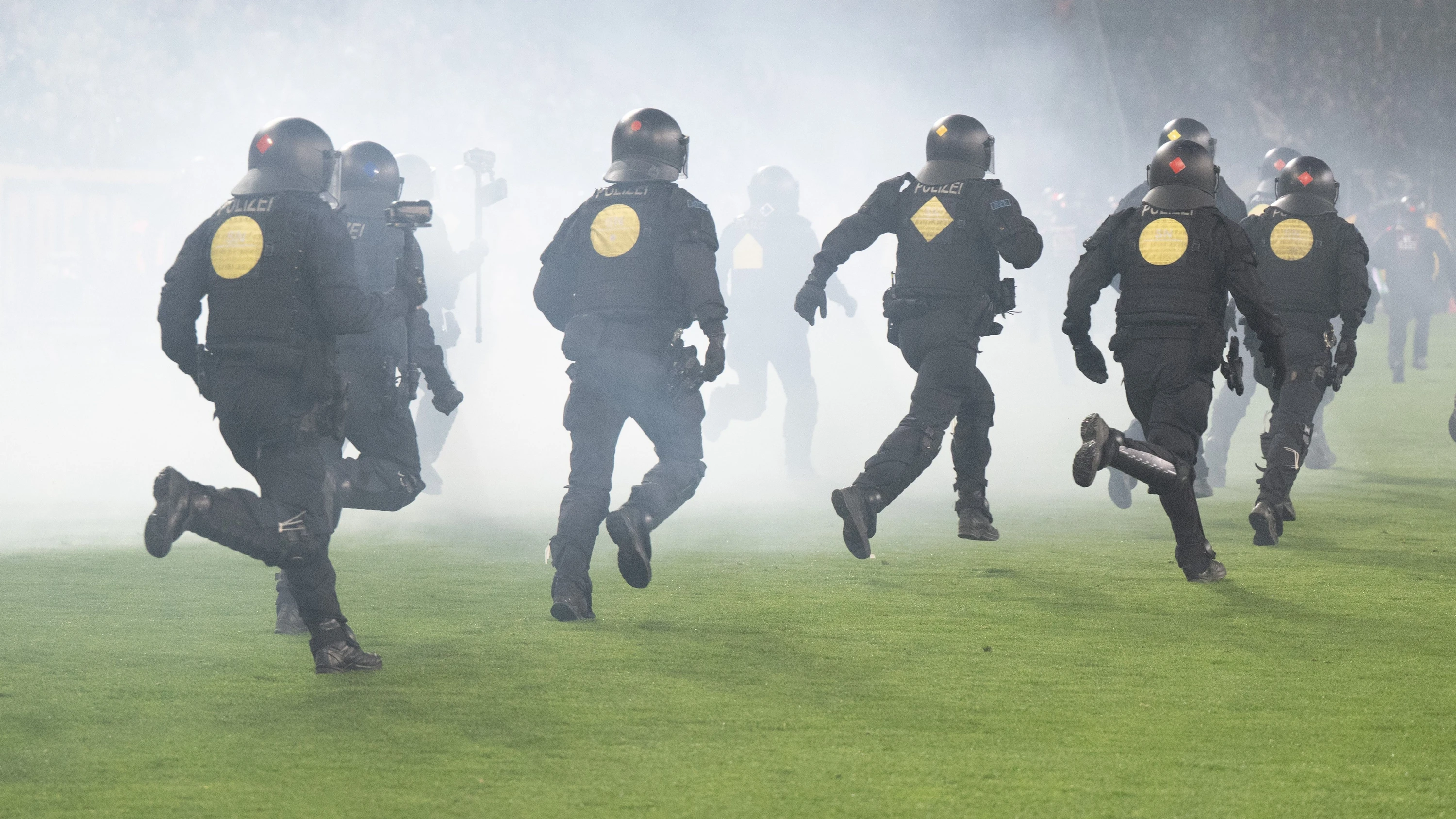 Gewalt im Fußball: Der Eskalation muss konsequenter begegnet werden