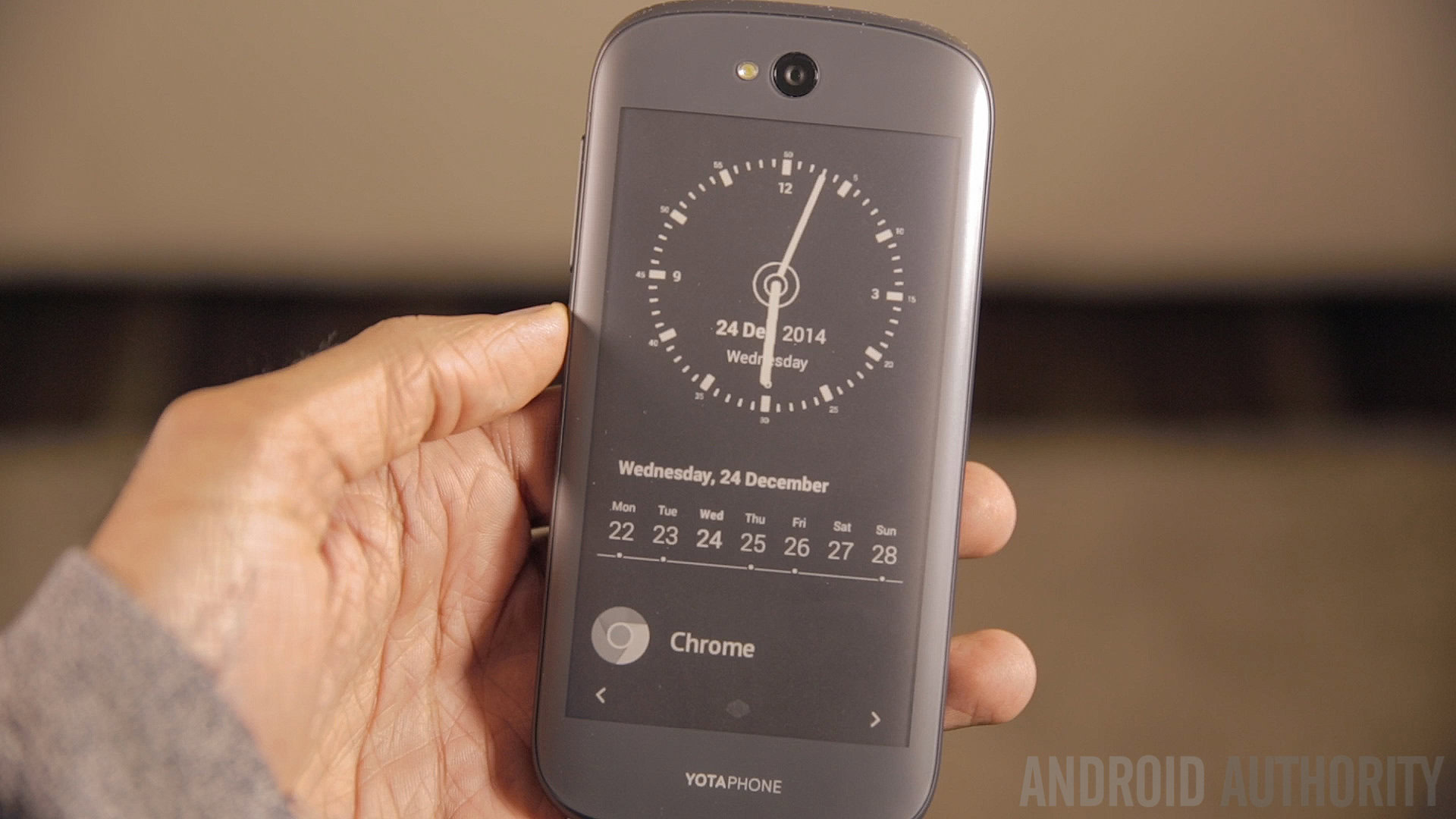 Color E-Ink screen or normal display? This dual-screen phone offers both.