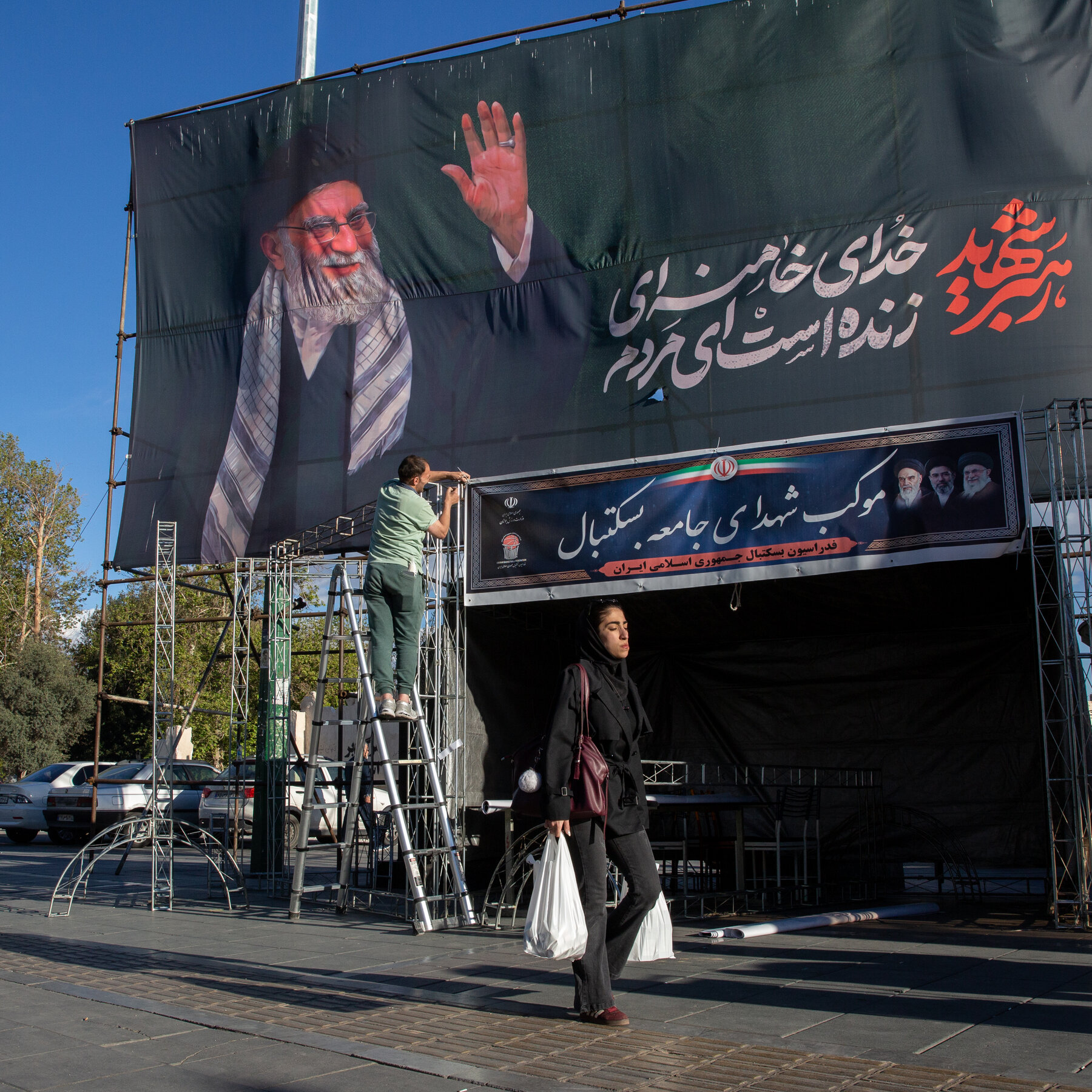 As Trump Deadline Looms, Iran and U.S. Mix Threats With Hints of Deal