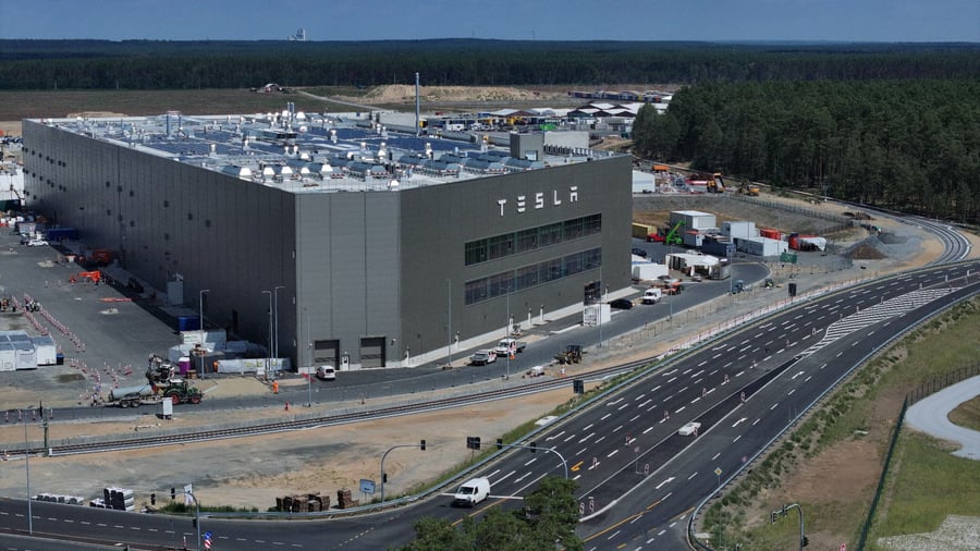 Tesla: „Schämt ihr euch nicht?“ – Szenen vom Arbeitsweg zur Gigafabrik