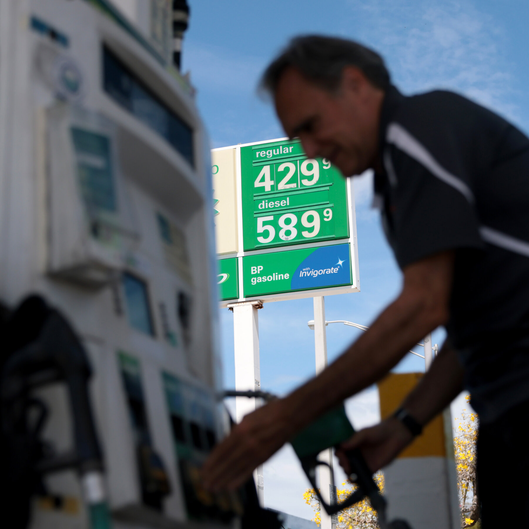 Oil Prices Jump as Trump’s Deadline for Deal Draws Near