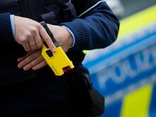 Beamte setzen bei Festnahme in Berlin Taser ein: 20-Jähriger versucht, Dienstwaffe zu stehlen, und verletzt Polizisten