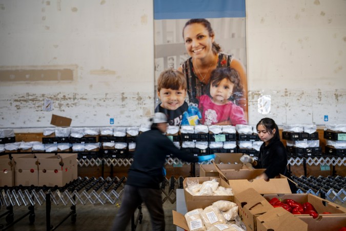 Miles de inmigrantes del condado de Alameda perdieron acceso a cupones de alimentos esta semana