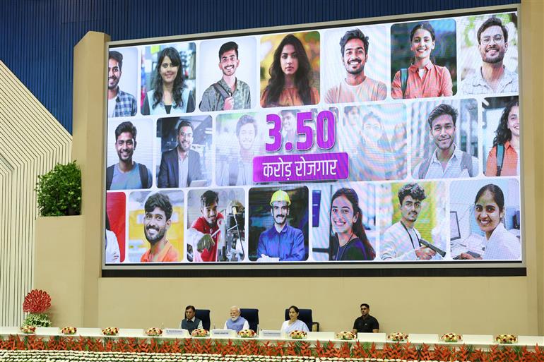 PM Modi Disburses ₹2,400 Crore Under Viksit Bharat Rozgar Yojana